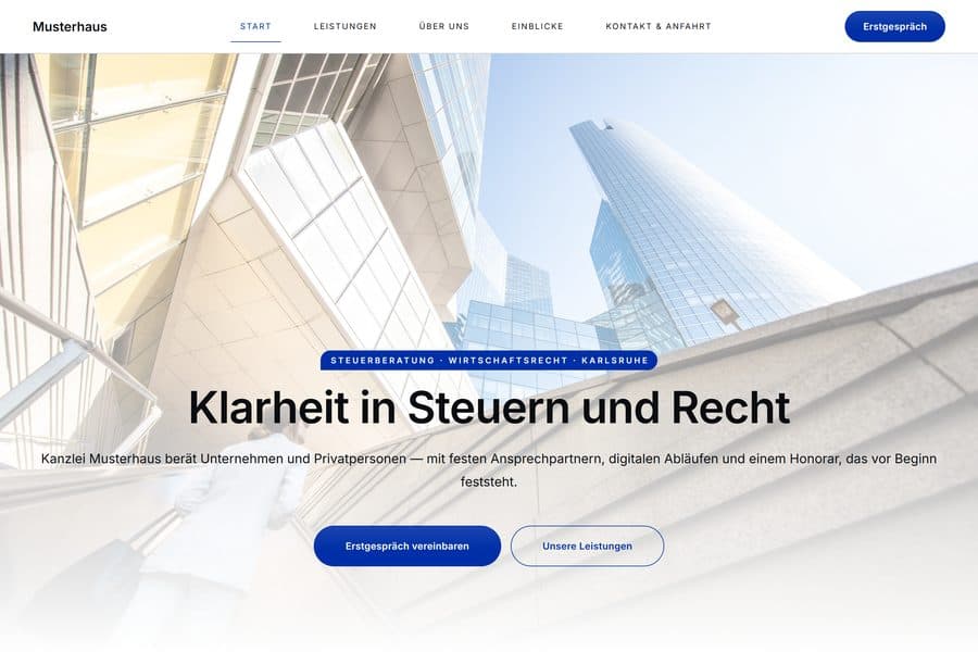 Startseite der Kanzlei-Demo: Blick an gläsernen Hochhausfassaden nach oben, Schlagzeile „Klarheit in Steuern und Recht" und der Knopf Erstgespräch vereinbaren.