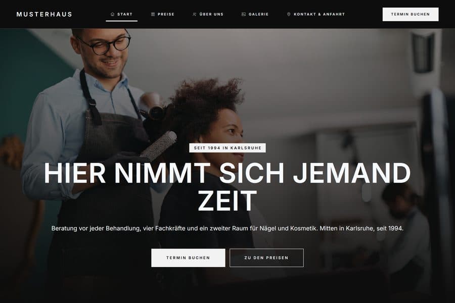 Startseite der Salon-Demo: ein Friseur föhnt eine Kundin im Salon, Schlagzeile „Hier nimmt sich jemand Zeit", darunter Termin buchen und Zu den Preisen.