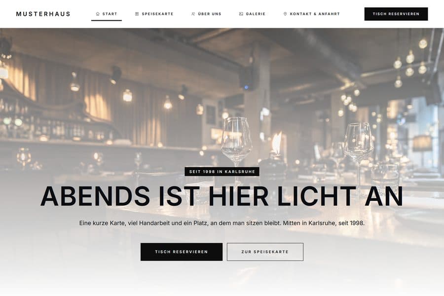 Startseite der Gastronomie-Demo: abendliches Restaurant mit gedeckten Tischen, darüber die Schlagzeile „Abends ist hier Licht an" und die Knöpfe Tisch reservieren und Zur Speisekarte.