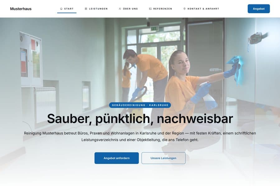 Startseite der Gebäudereinigungs-Demo in Blau: zwei Reinigungskräfte in orangen Shirts in einem hellen Flur, Schlagzeile „Sauber, pünktlich, nachweisbar" und der Knopf Angebot anfordern.